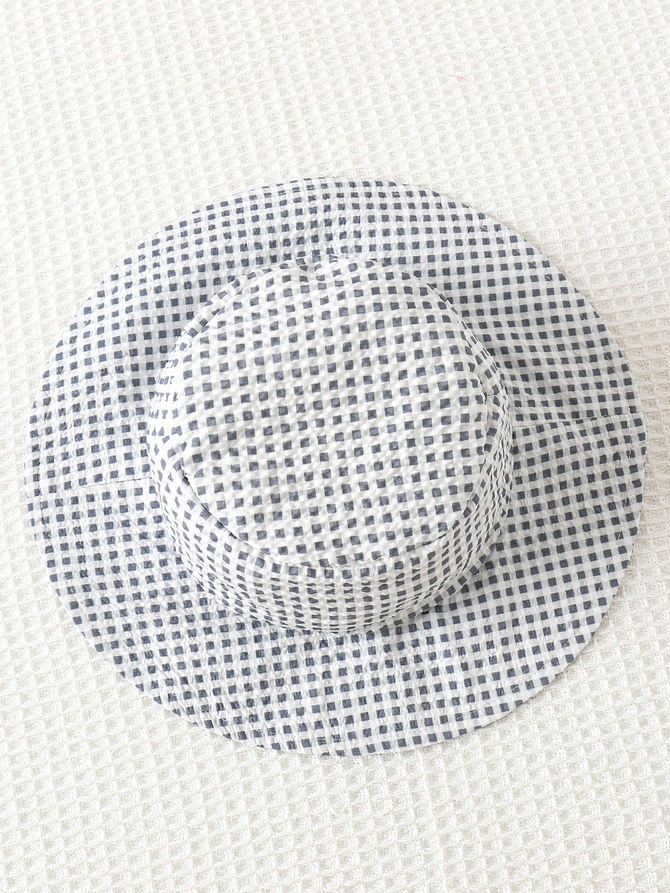 Prenda gris conjunto para bebe detalle de sombrero a cuadros a juego