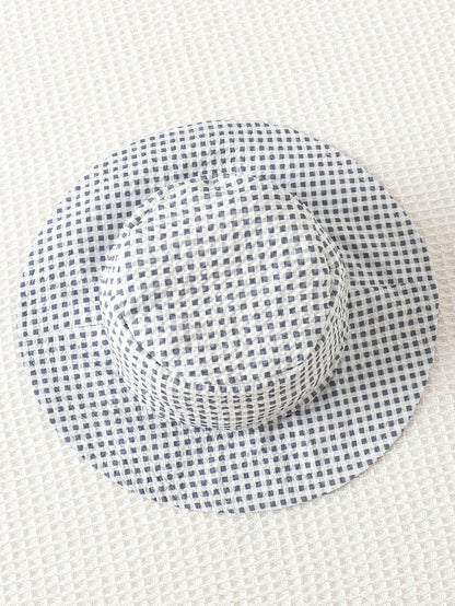 Prenda gris conjunto para bebe detalle de sombrero a cuadros a juego