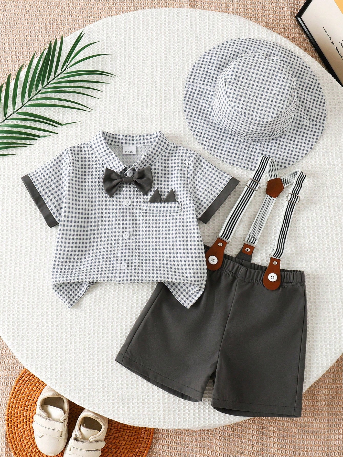 Prenda gris conjunto para bebe con camisa a cuadros, tirantes y sombrero vista frontal

