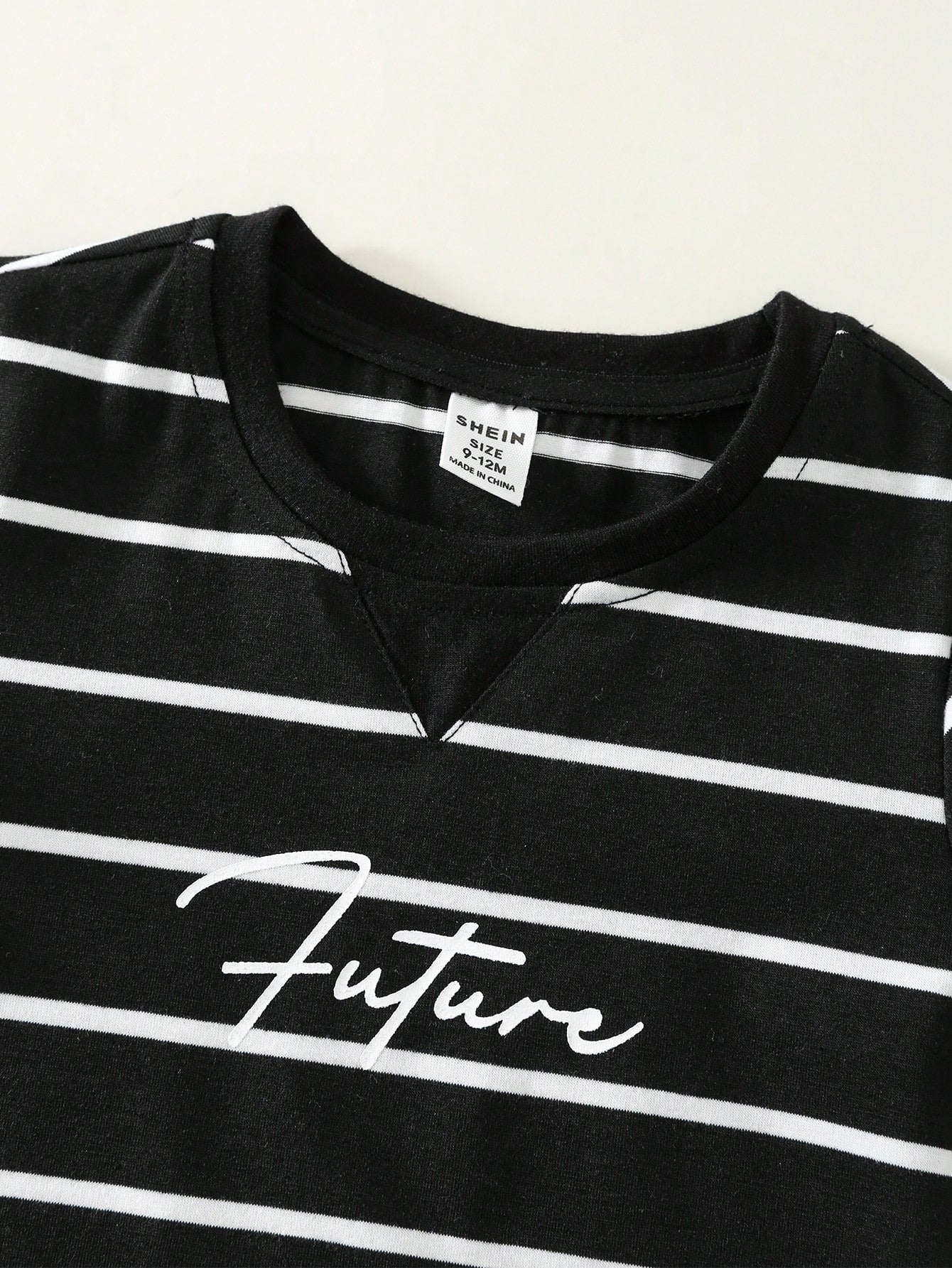 Prenda negra conjunto para bebe con detalle de estampado Future