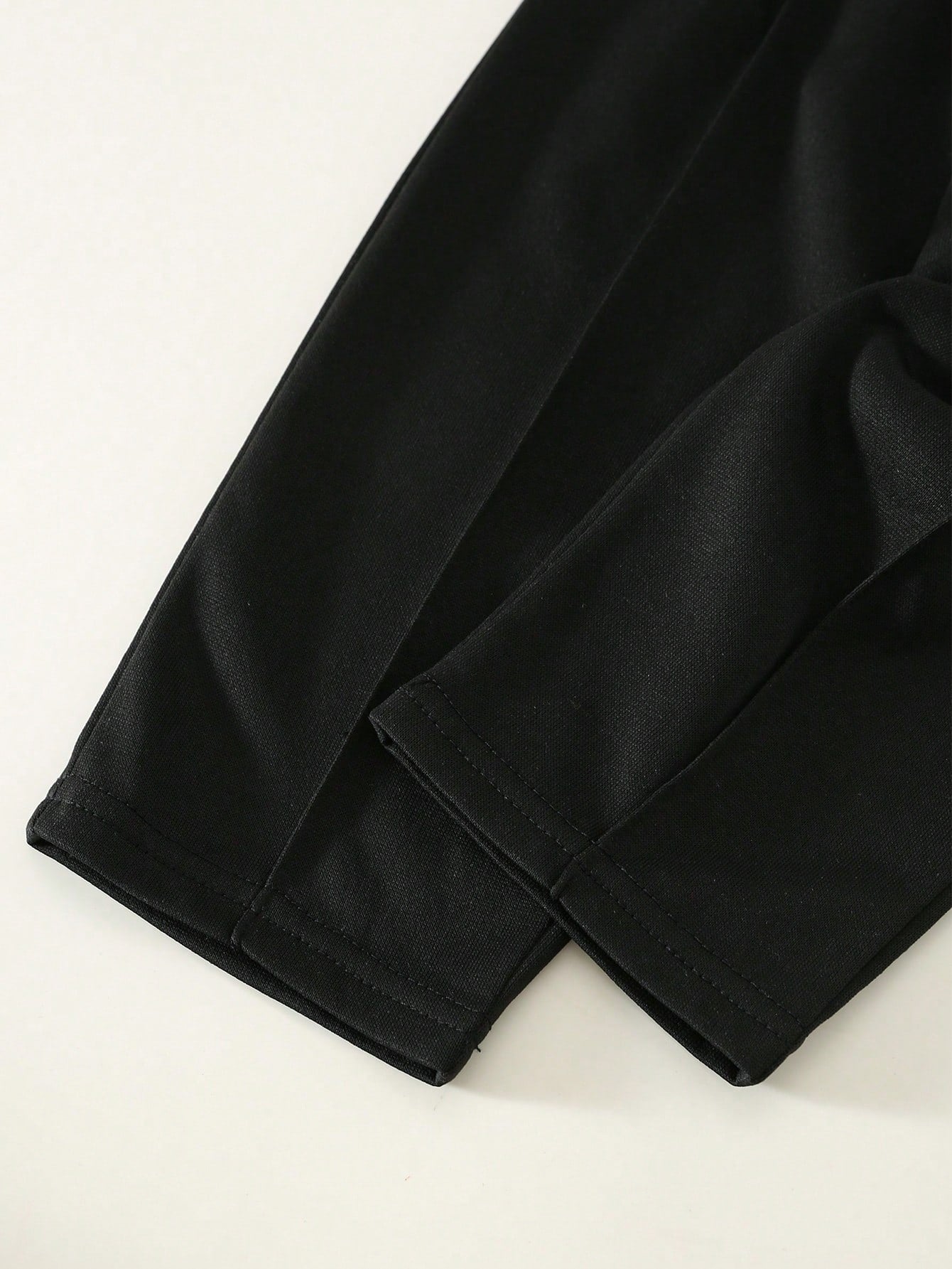 Prenda negra conjunto para bebe con detalle de pantalón largo