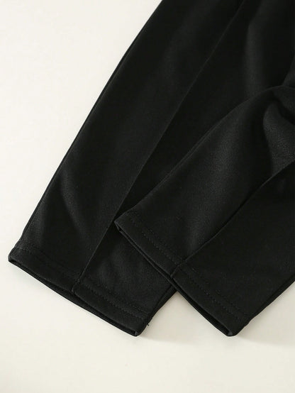 Prenda negra conjunto para bebe con detalle de pantalón largo