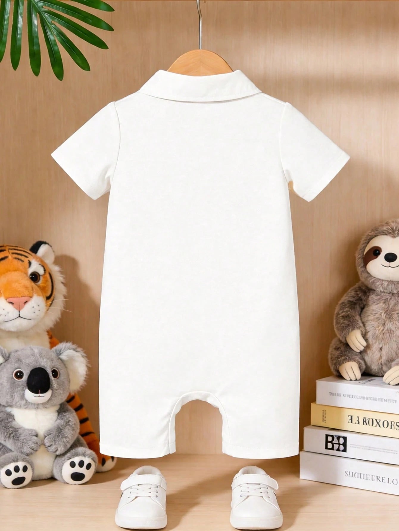 Prenda beige pelele para bebe vista trasera