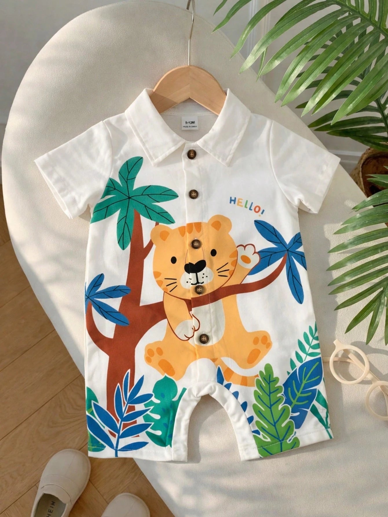 Prenda beige pelele para bebe con estampado de tigre vista frontal