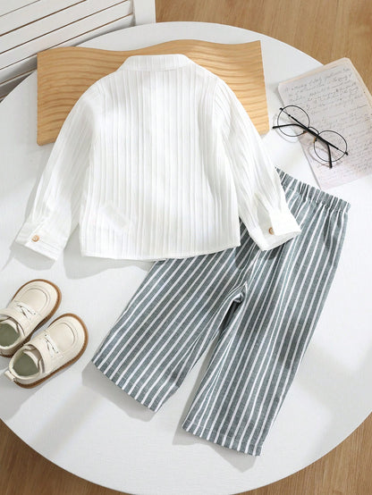 Prenda blanca y gris conjunto para bebe con pantalón a rayas vista posterior