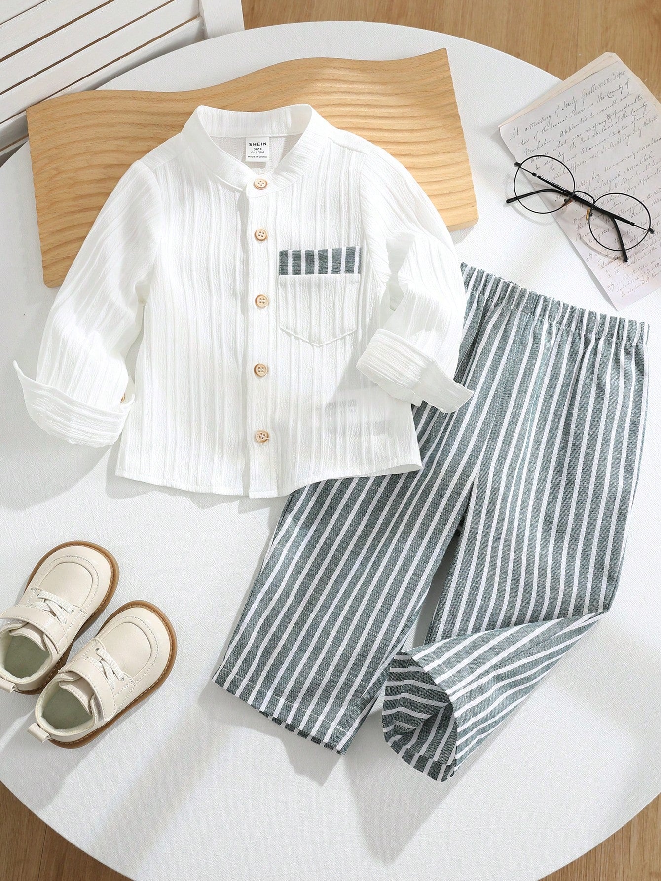 Prenda blanca y gris conjunto para bebe con pantalón a rayas vista frontal