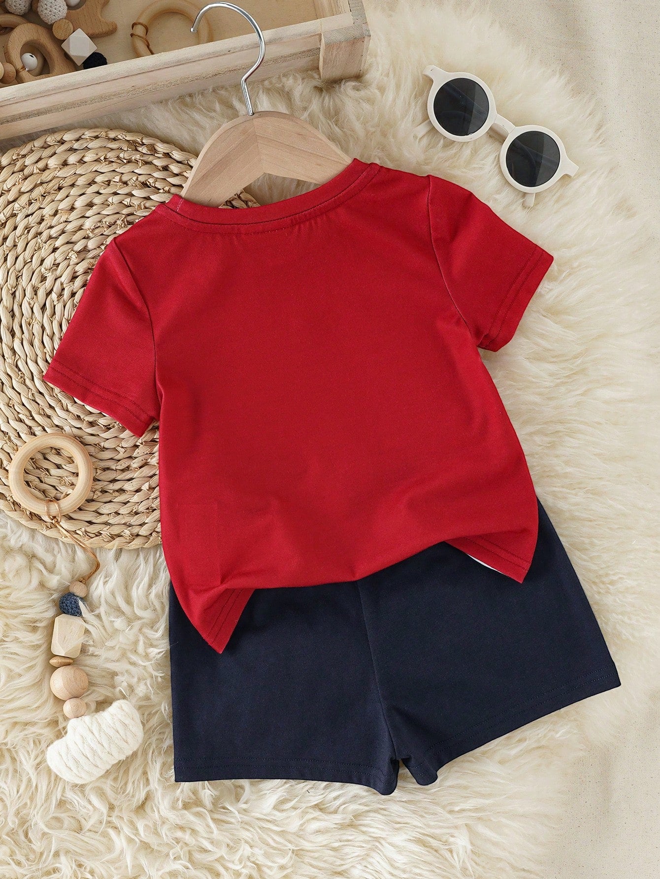 Conjunto rojo y azul para bebe con camiseta vista trasera