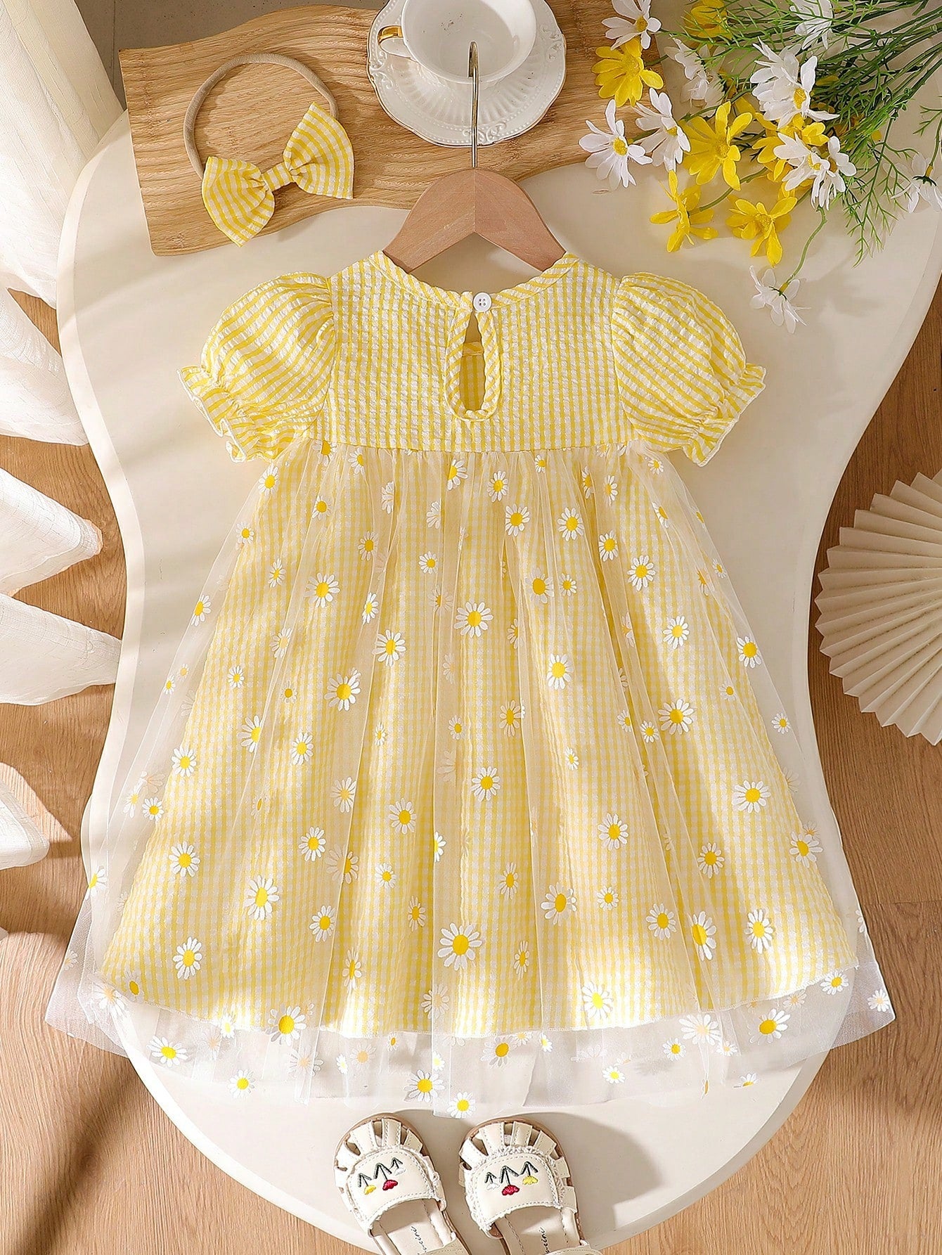 Prenda amarilla vestido para bebe a cuadros con margaritas vista posterior
