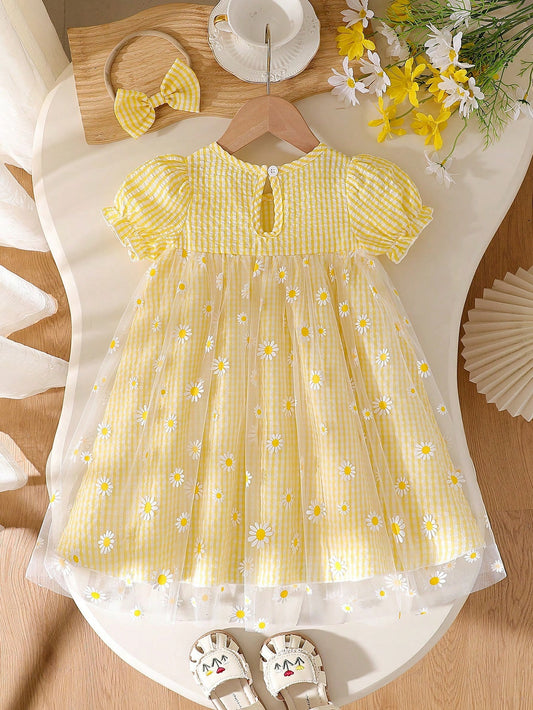 Prenda amarilla vestido para bebe a cuadros con margaritas vista posterior