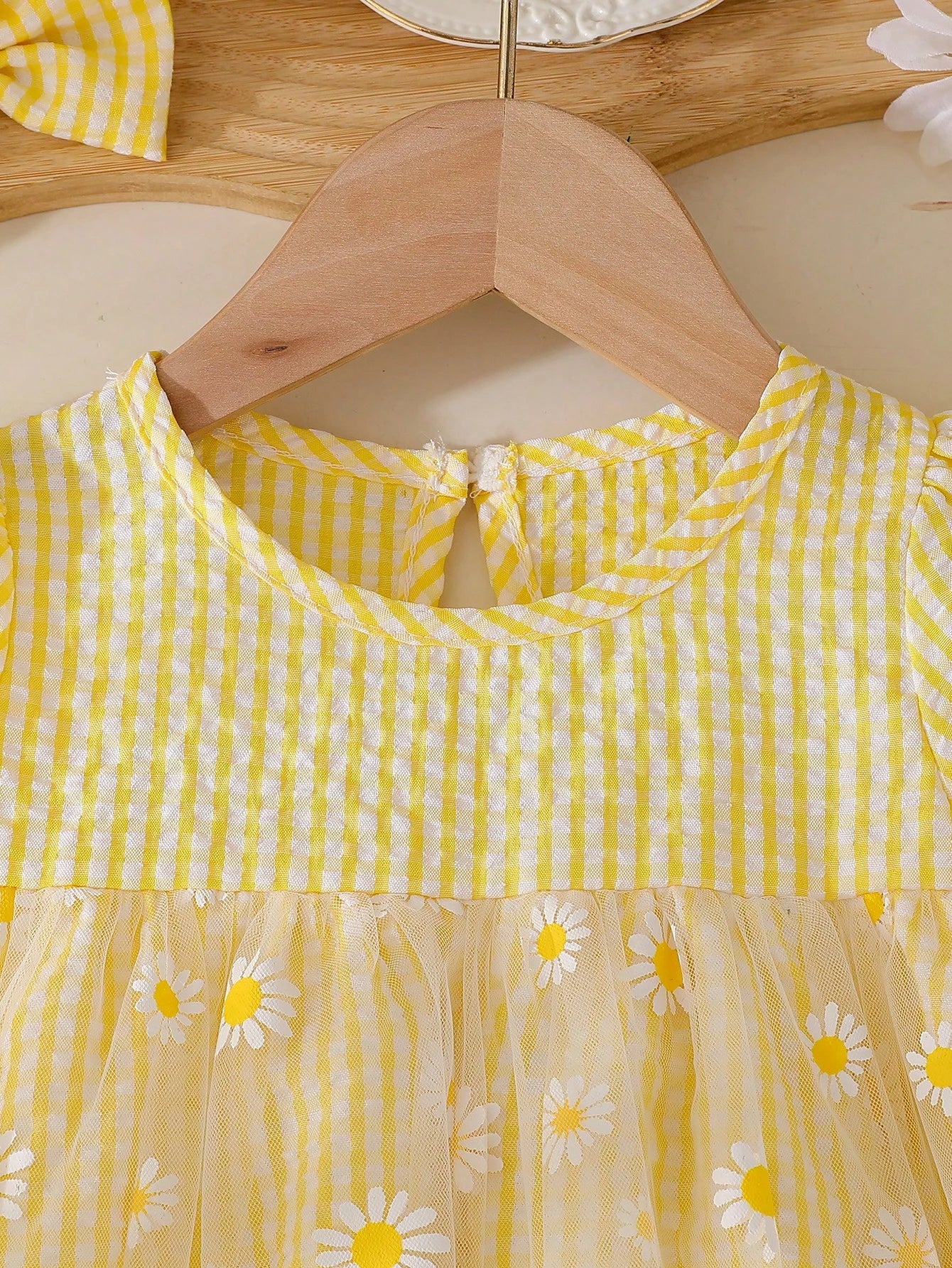 Prenda amarilla vestido para bebe con detalle de cuello redondo y manga abullonada