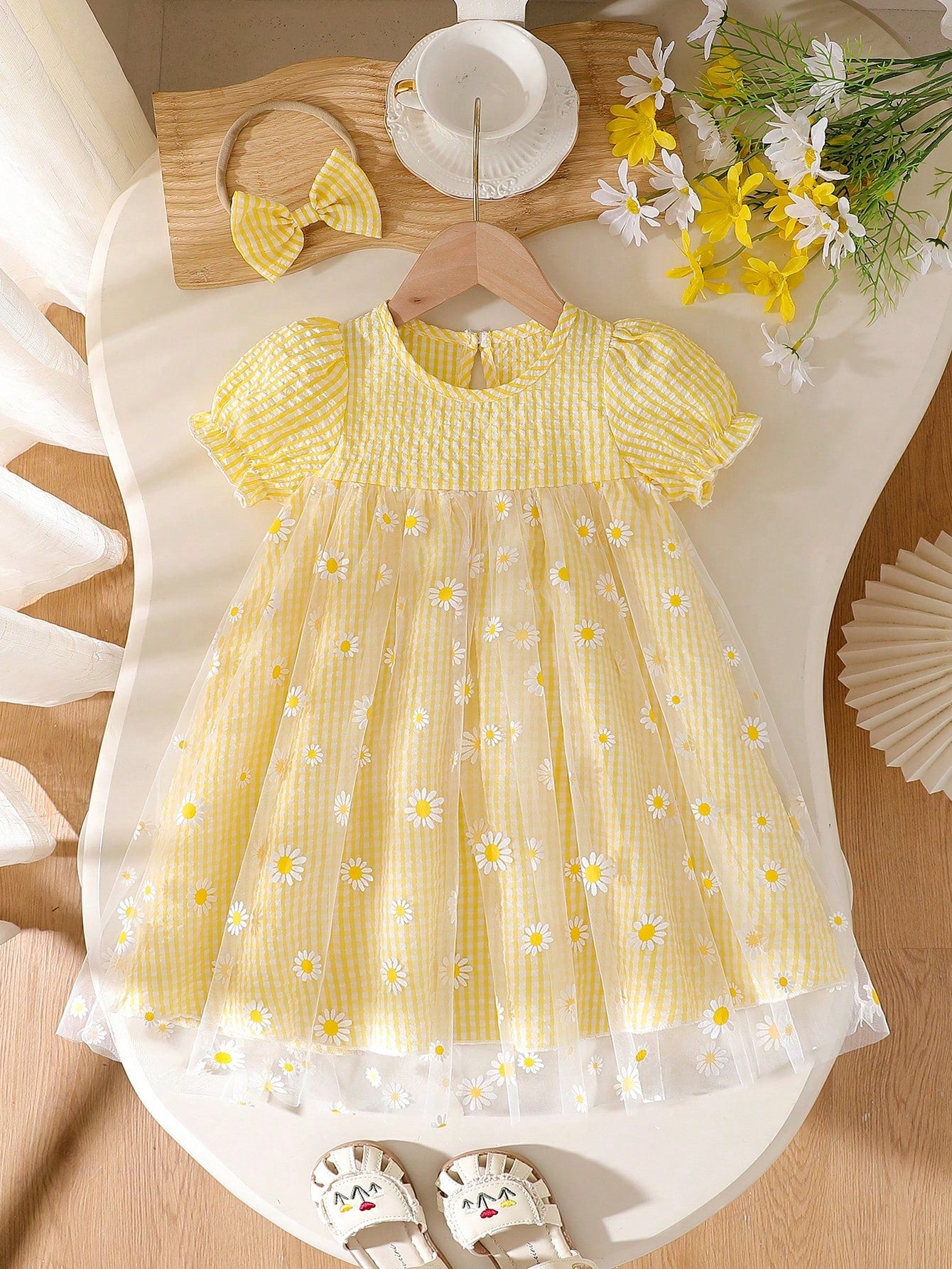 Prenda amarilla vestido para bebe a cuadros con margaritas vista frontal