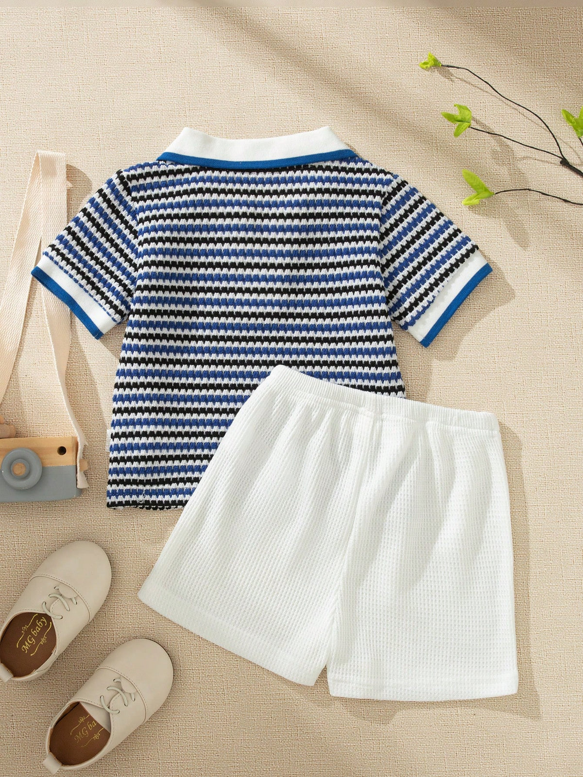 Prenda azul y blanca conjunto para bebe con polo a rayas vista trasera