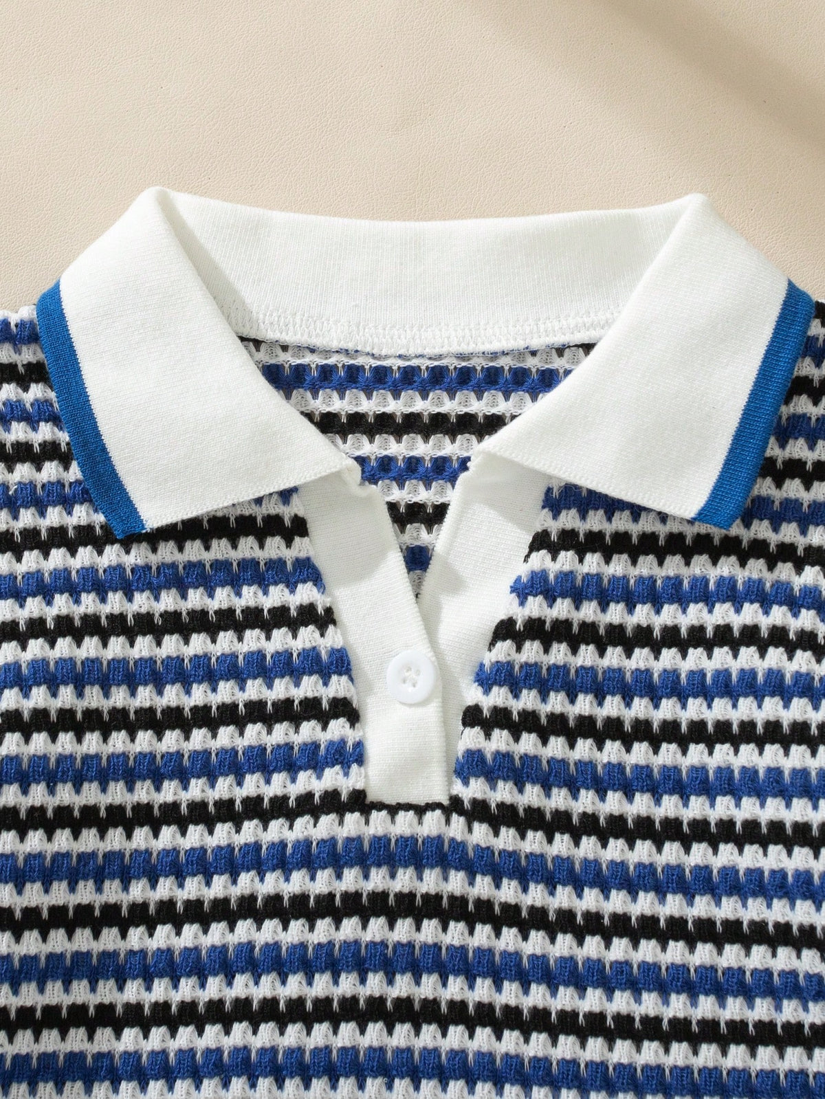 Prenda azul y blanca polo para bebe con detalle de cuello y botón frontal
