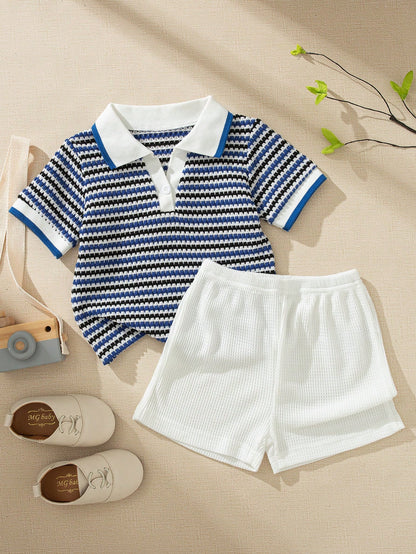 Prenda azul y blanca conjunto para bebe con polo a rayas y short vista frontal