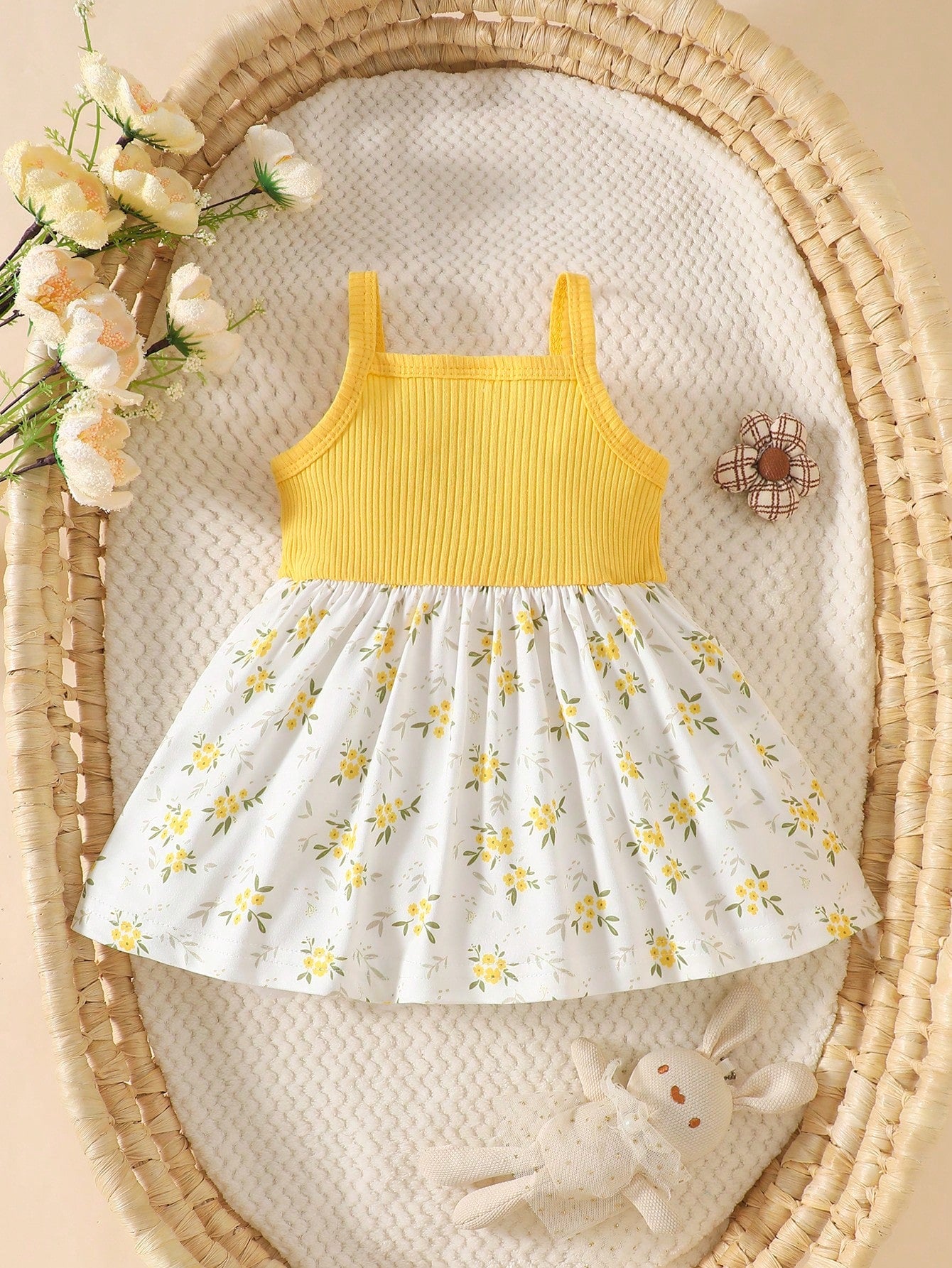 Prenda amarilla vestido para bebe con estampado floral vista trasera