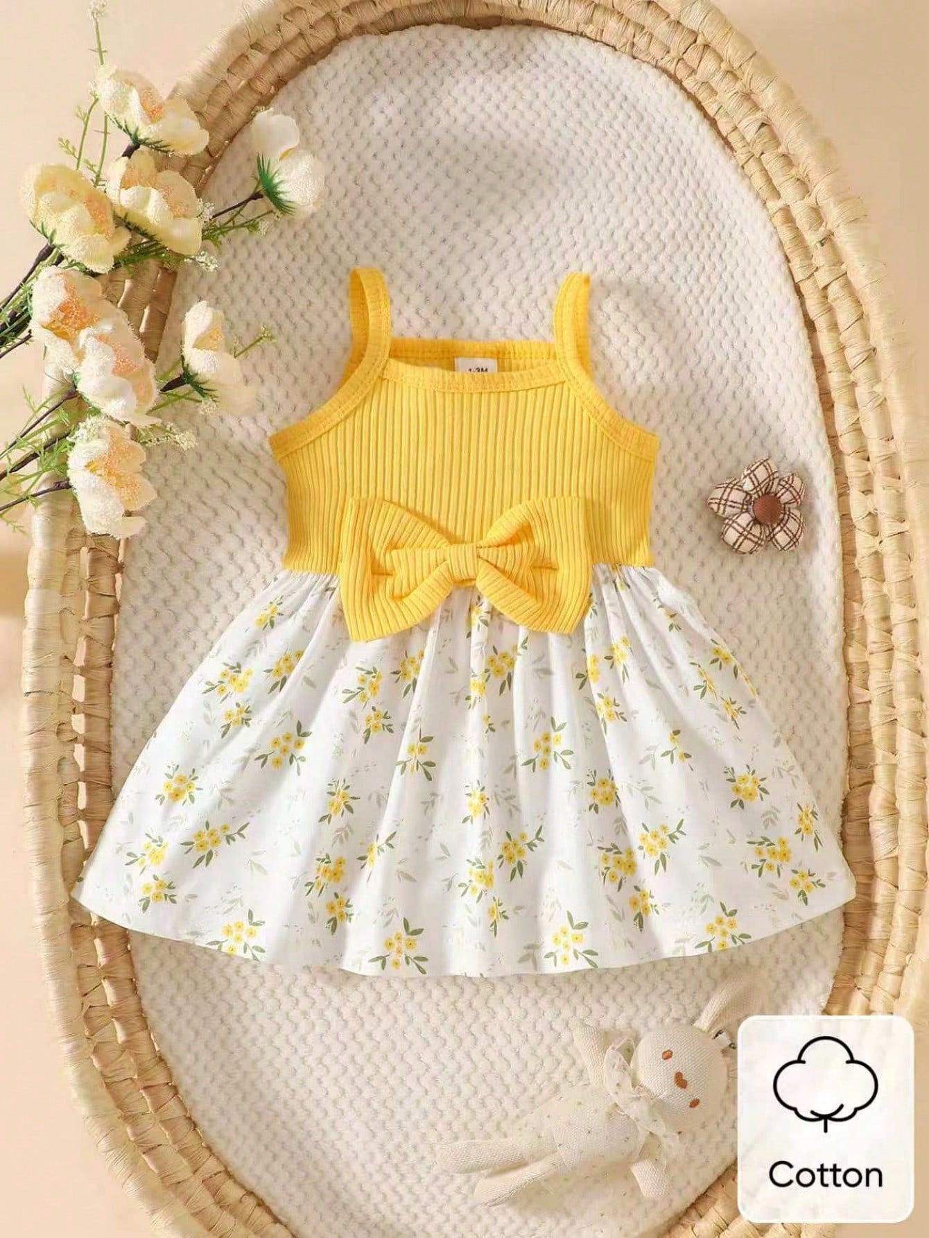 Prenda amarilla vestido para bebe con estampado floral vista frontal