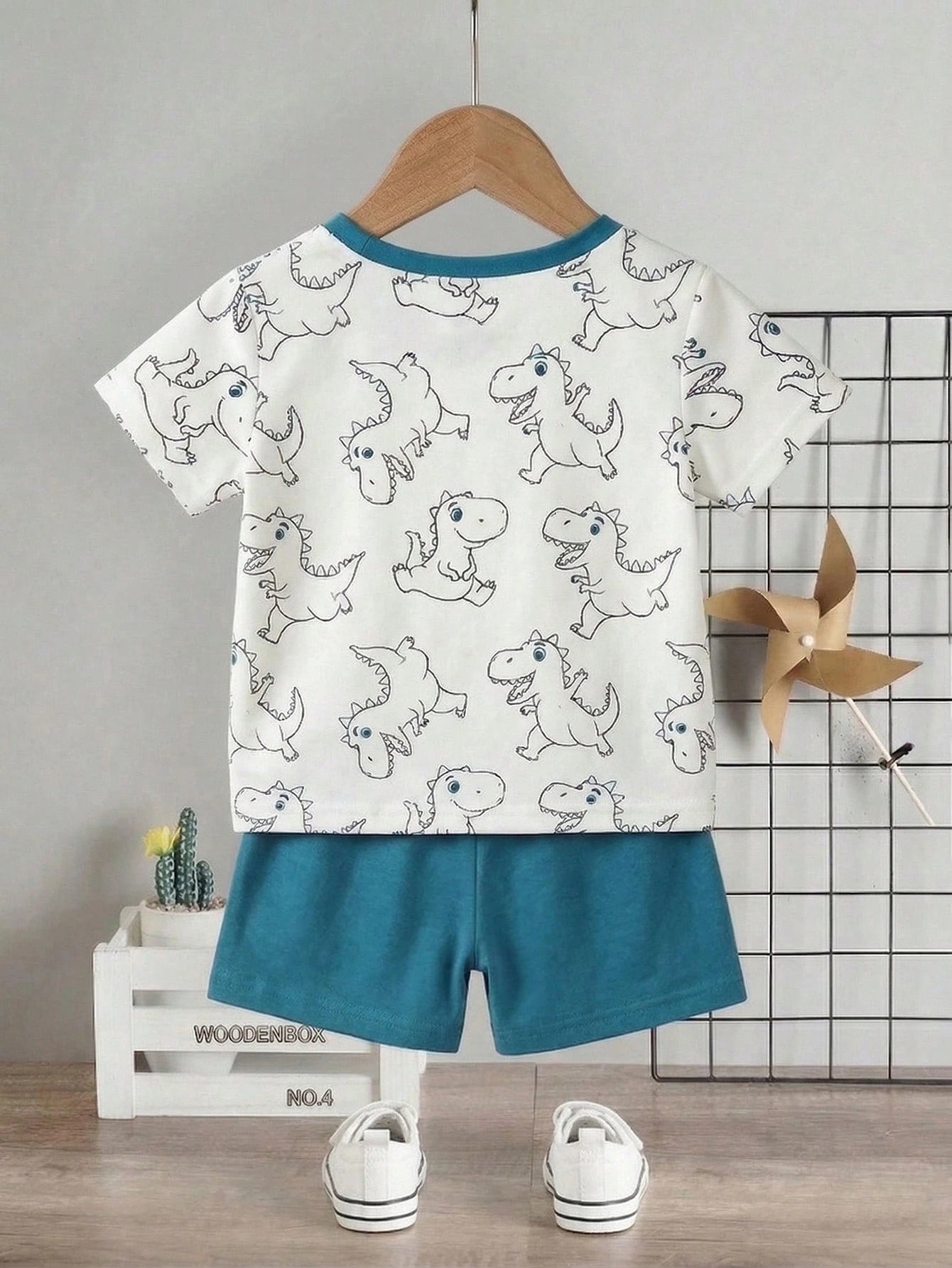 Prenda blanca conjunto para bebe con estampado de dinosaurios vista trasera