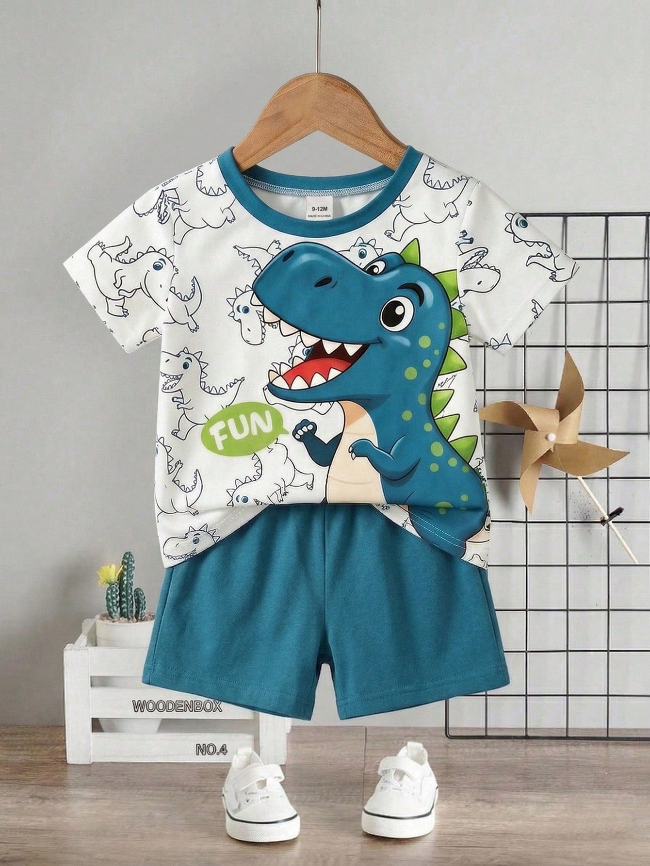 Prenda blanca conjunto para bebe con dinosaurio azul vista frontal
