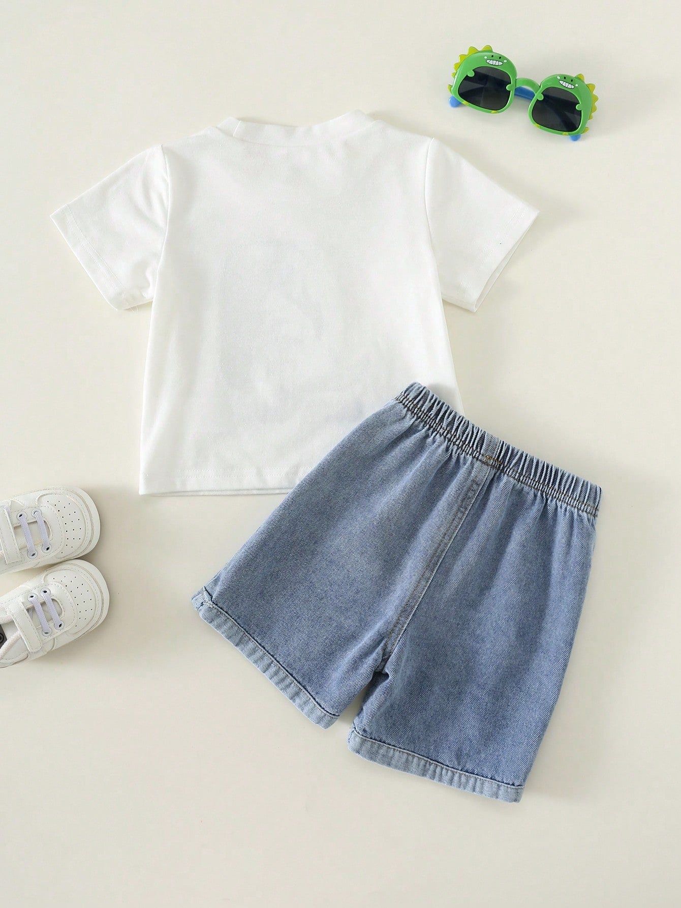 Prenda blanca conjunto para bebe con shorts de mezclilla azul vista posterior
