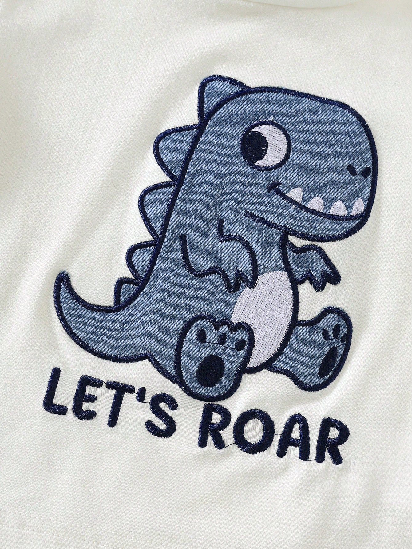 Prenda blanca camiseta para bebe con detalle de dinosaurio bordado