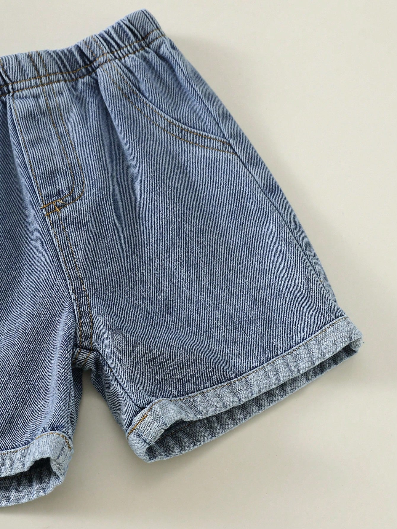 Prenda azul shorts de mezclilla para bebe con detalle de costuras y dobladillo
