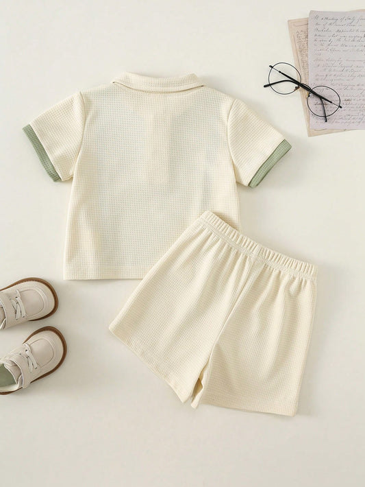Conjunto verde salvia y crema para bebé con camisa polo de manga corta y shorts de cintura elástica, vista trasera