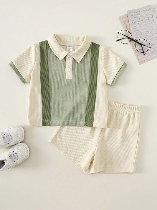 Conjunto verde salvia y crema para bebé con camisa polo de bloques de color y pantalón corto, vista frontal