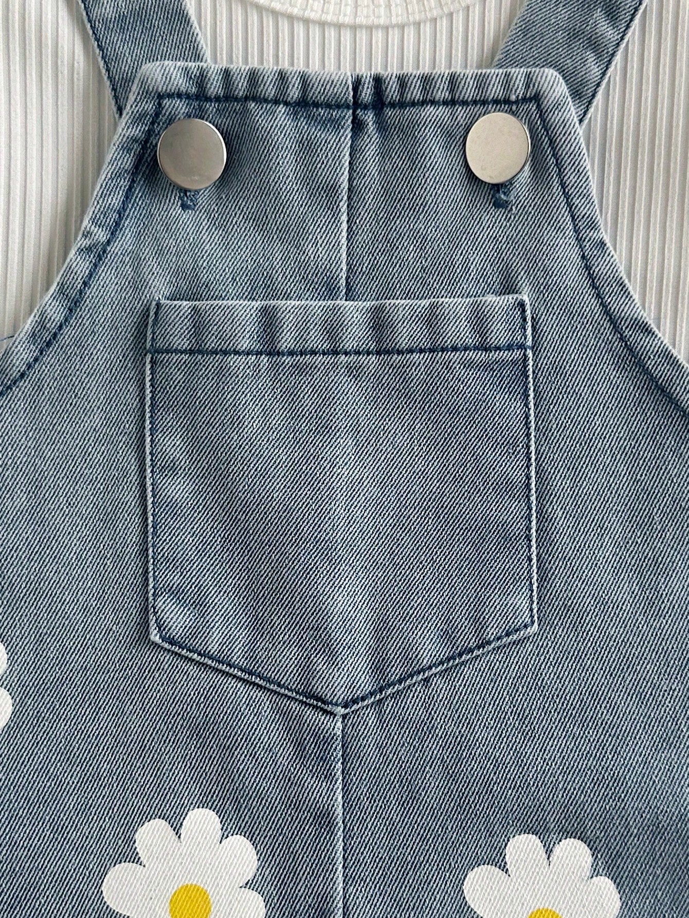 Prenda azul conjunto para bebe con detalle de bolsillo y botones