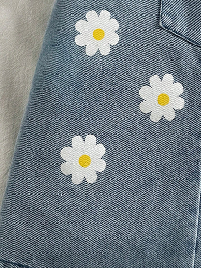 Prenda azul conjunto para bebe con detalle de margaritas aplicadas