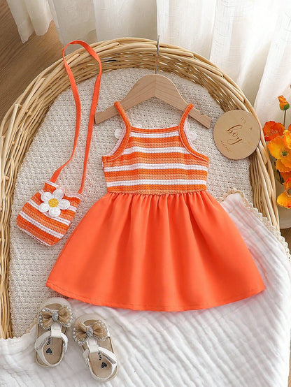 Prenda naranja conjunto para bebe con vestido y bolso a juego vista trasera