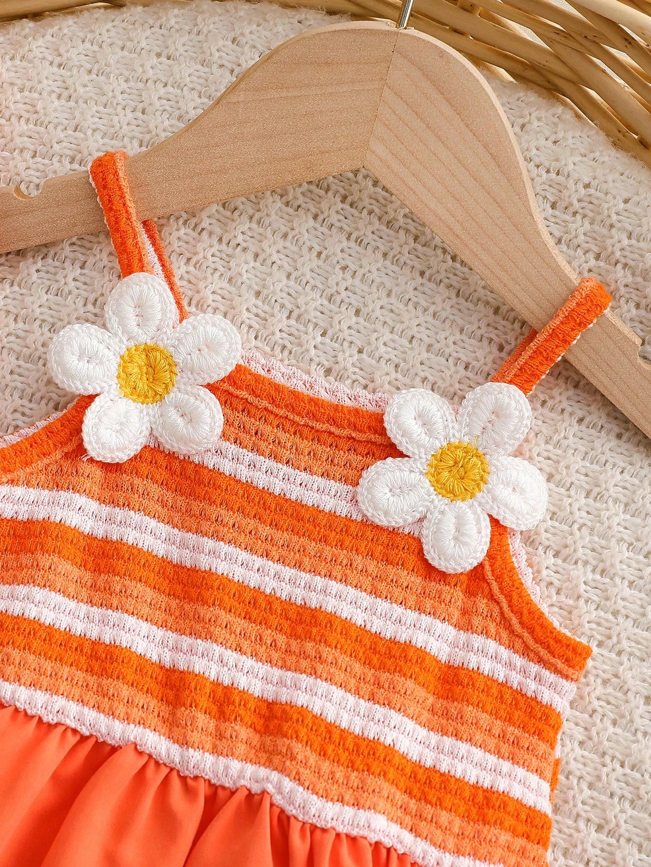 Prenda naranja vestido para bebe con margaritas en tirantes detalle del acabado