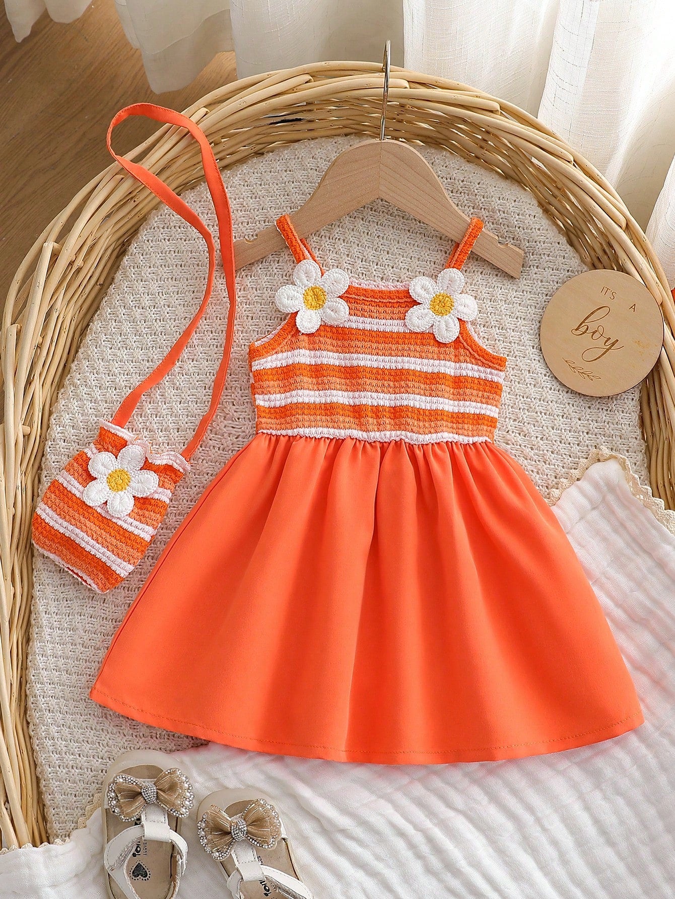 Prenda naranja conjunto para bebe con vestido y bolso a juego vista frontal