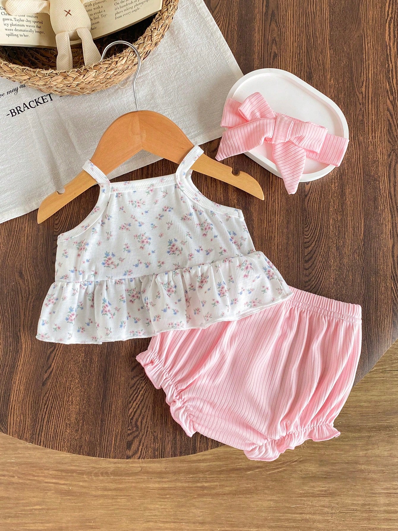 Prenda blanca conjunto para bebe con estampado floral y short rosado vista frontal