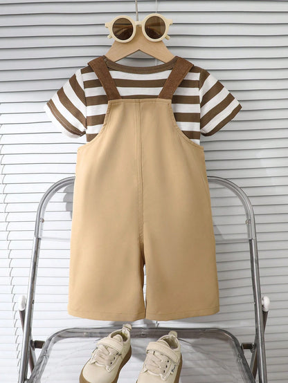 Prenda beige conjunto con overol para bebe vista trasera