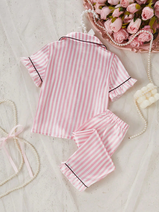 Prenda rosa pijama para bebe con rayas blancas vista trasera
