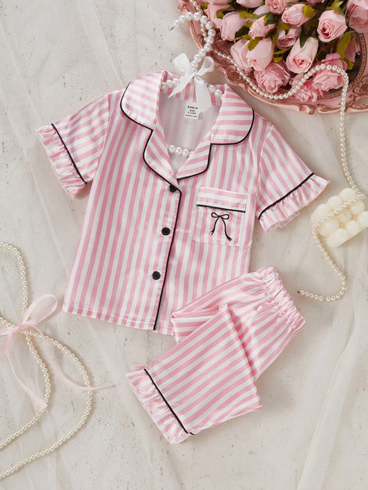 Prenda rosa pijama para bebe con rayas blancas vista frontal
