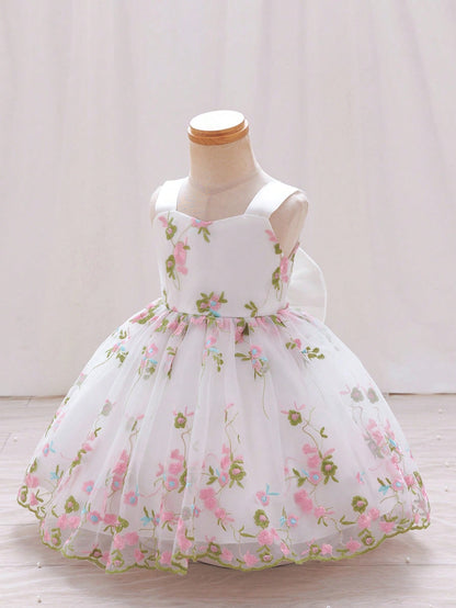Prenda blanca vestido de tul para bebe con detalle de bordado floral