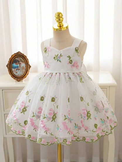 Prenda blanca vestido de tul para bebe con flores bordadas vista frontal