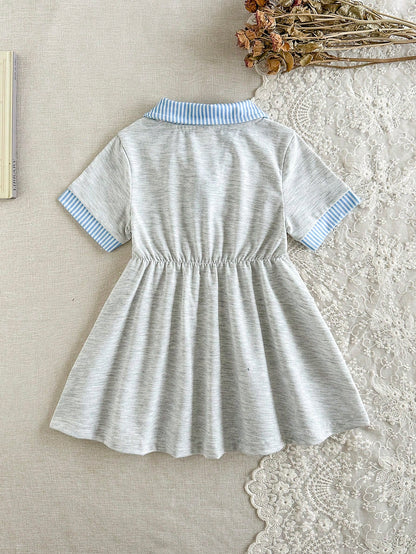 Prenda gris vestido para bebe con cuello rayado vista trasera