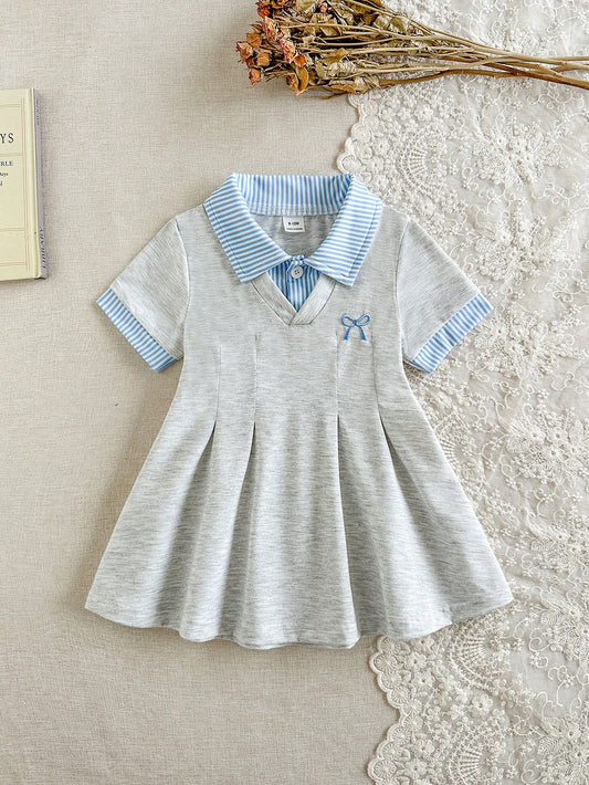 Prenda gris vestido para bebe con cuello rayado vista frontal