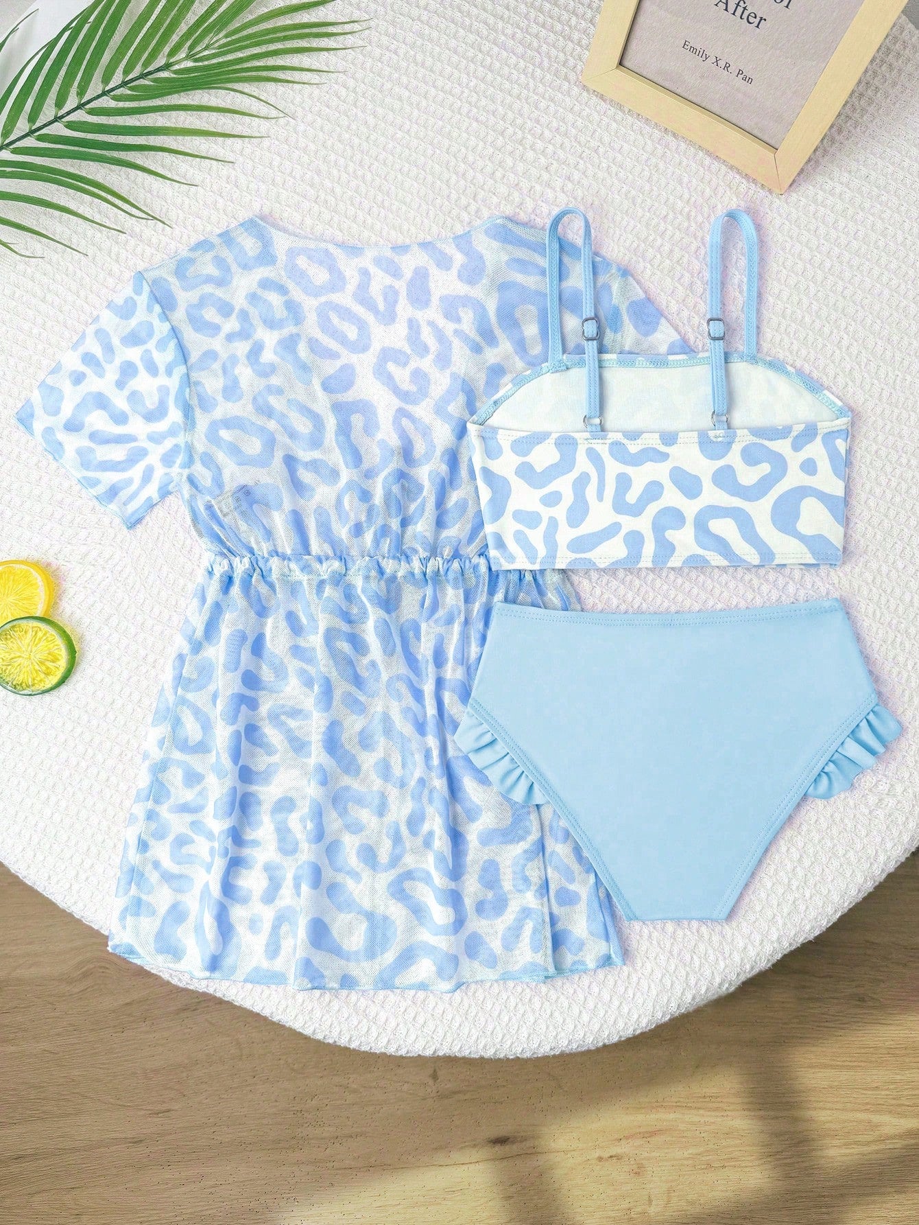 Prenda azul traje de baño para bebe de 3 piezas con salida estampada vista trasera