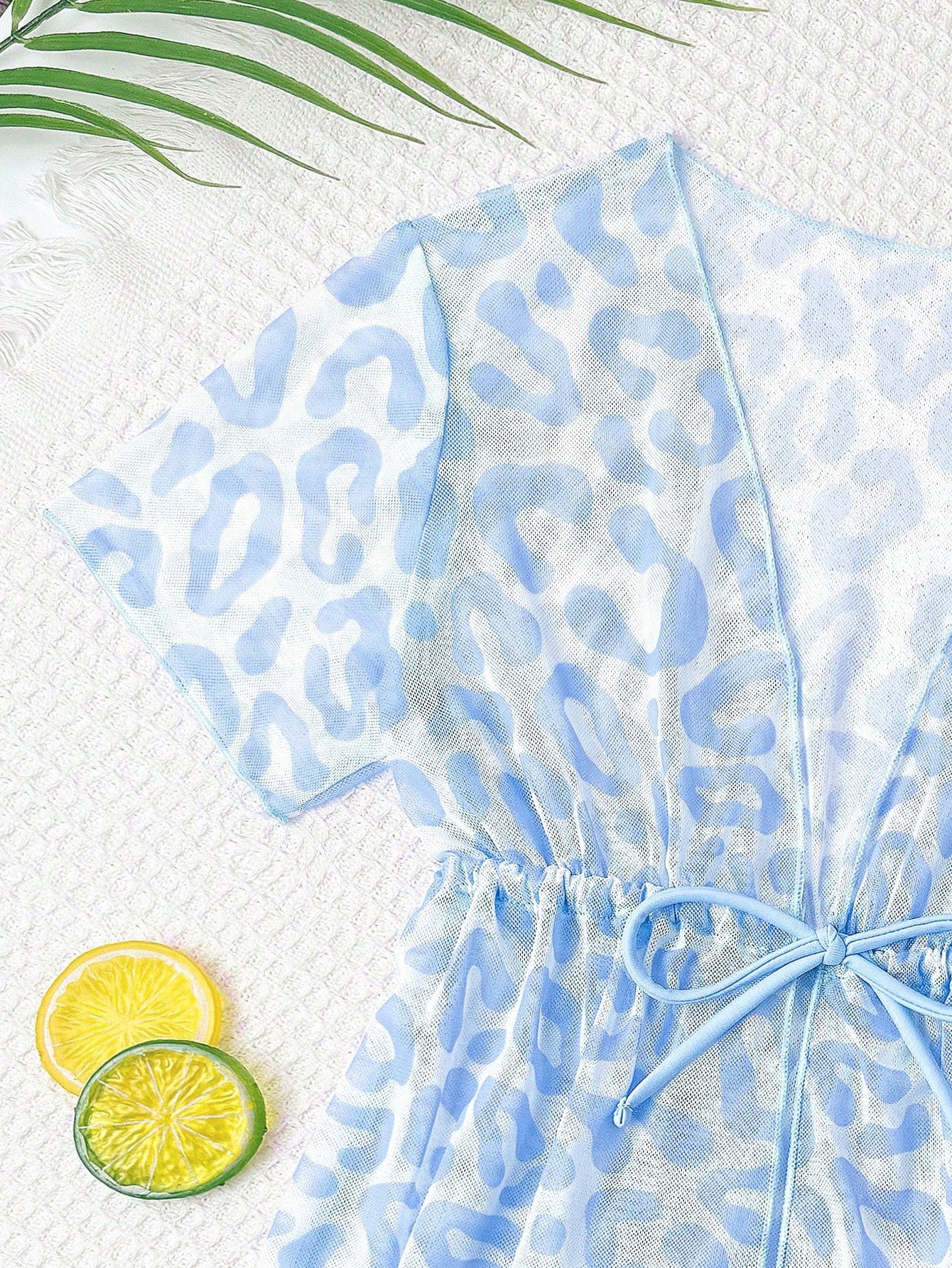 Prenda azul traje de baño para bebe con detalle de salida de baño y cinturón