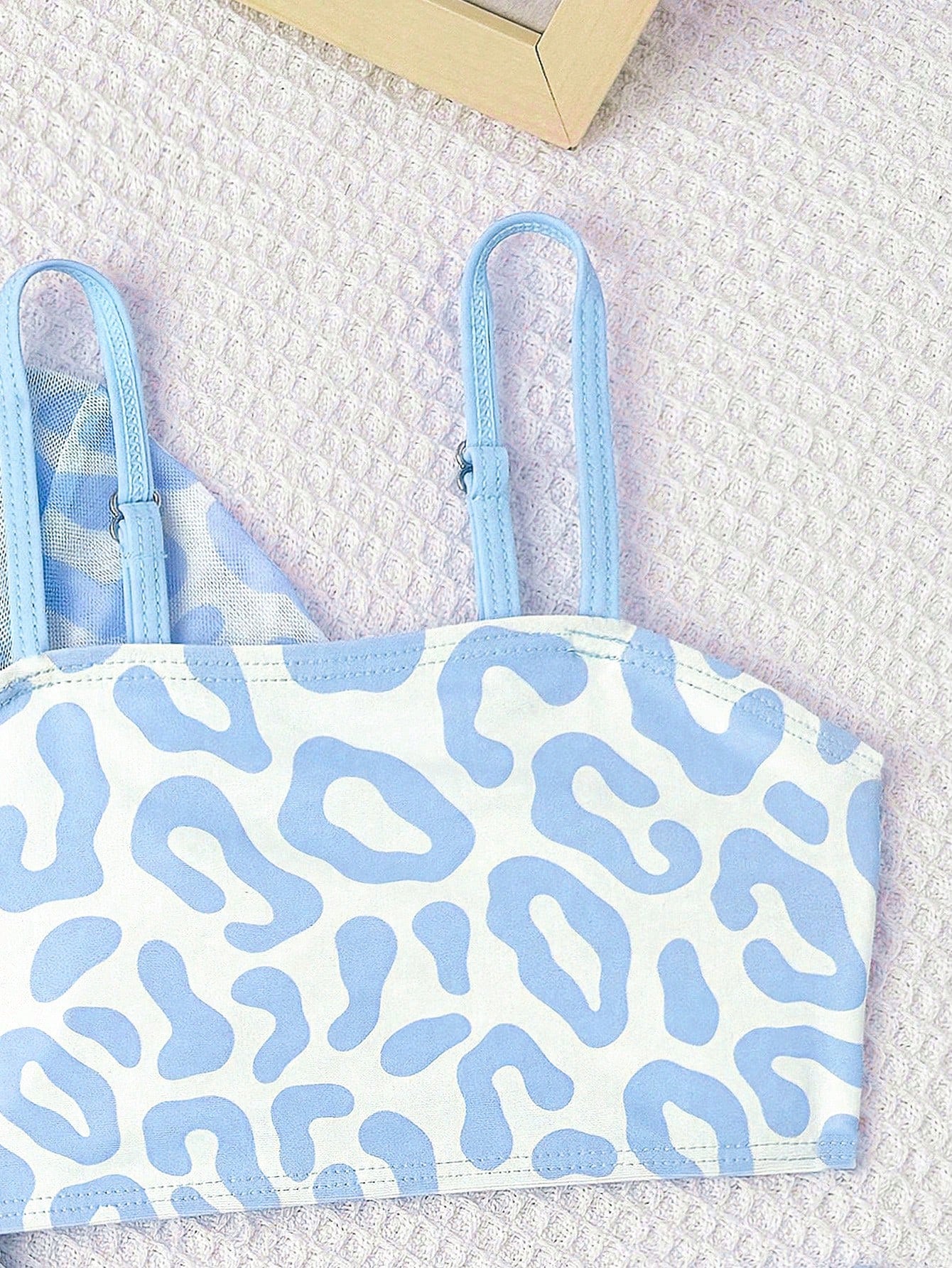 Prenda azul traje de baño para bebe con detalle de top estampado de tirantes
