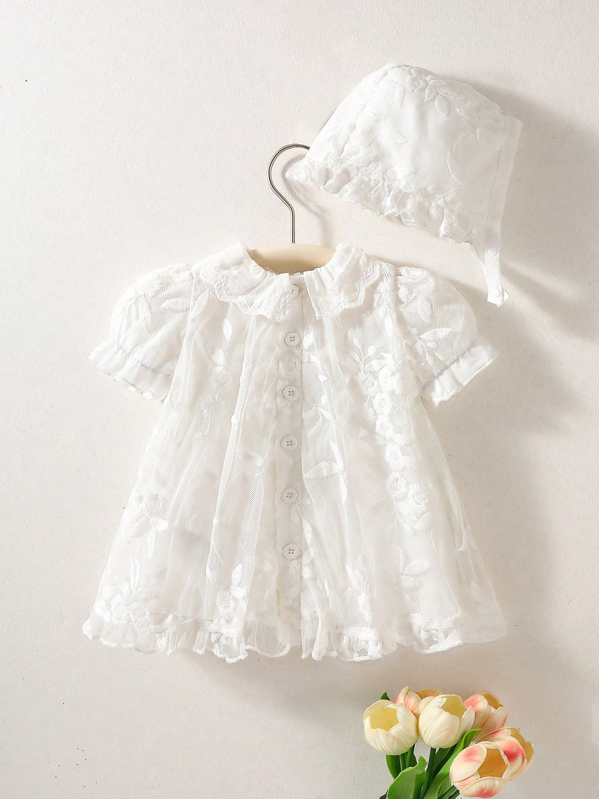 Prenda blanca vestido para bebe con encaje y gorro vista trasera
