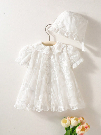 Prenda blanca vestido para bebe con encaje y gorro vista trasera
