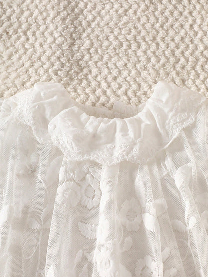 Prenda blanca vestido para bebe con detalle de cuello con volante y encaje
