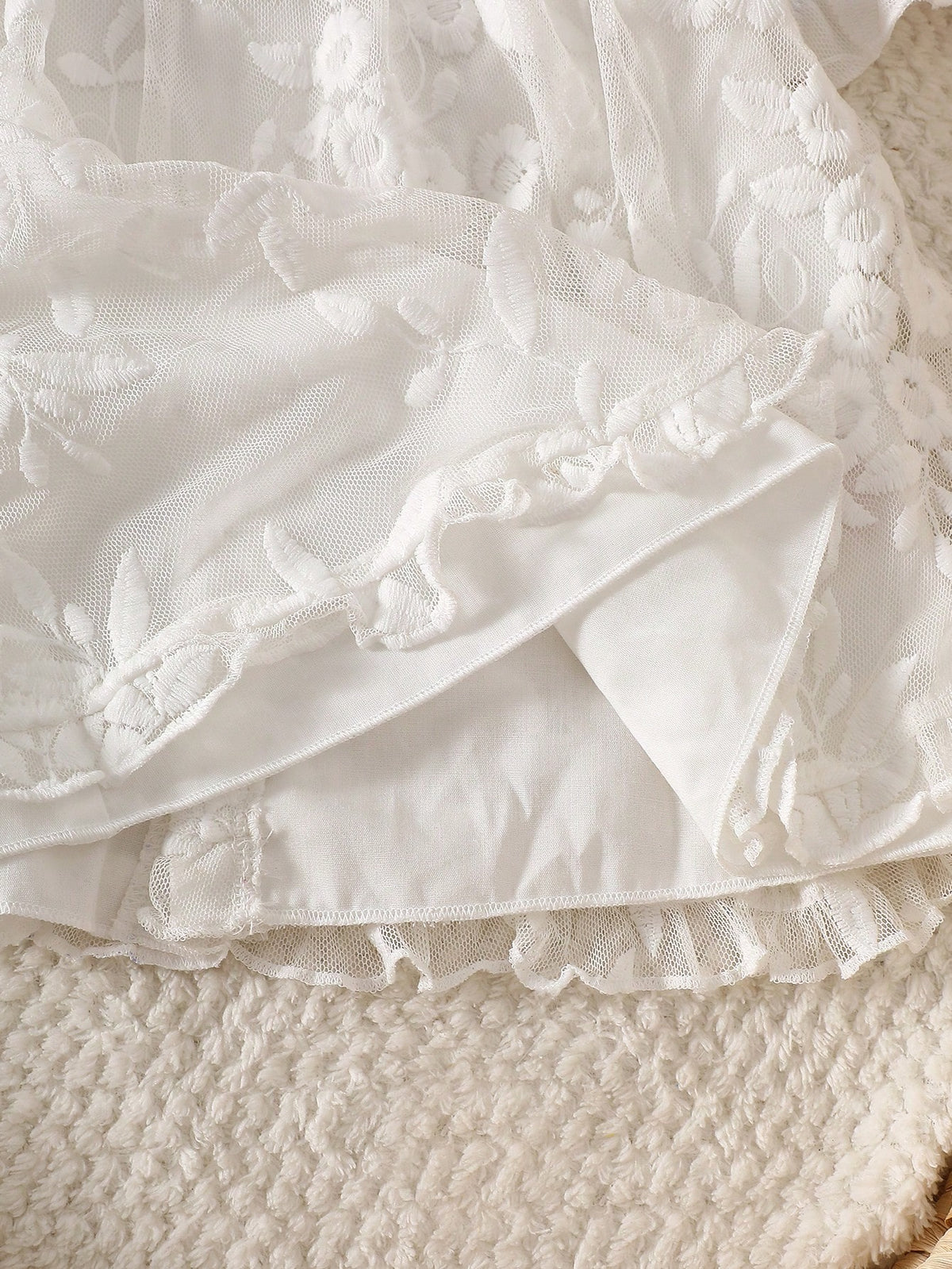 Prenda blanca vestido para bebe con detalle de falda de encaje y acabado interior