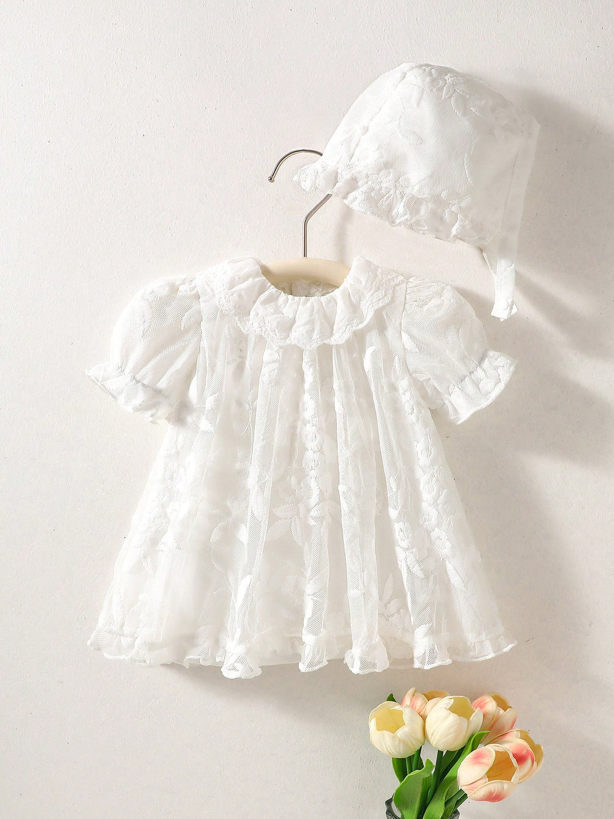 Prenda blanca vestido para bebe con encaje y gorro vista frontal
