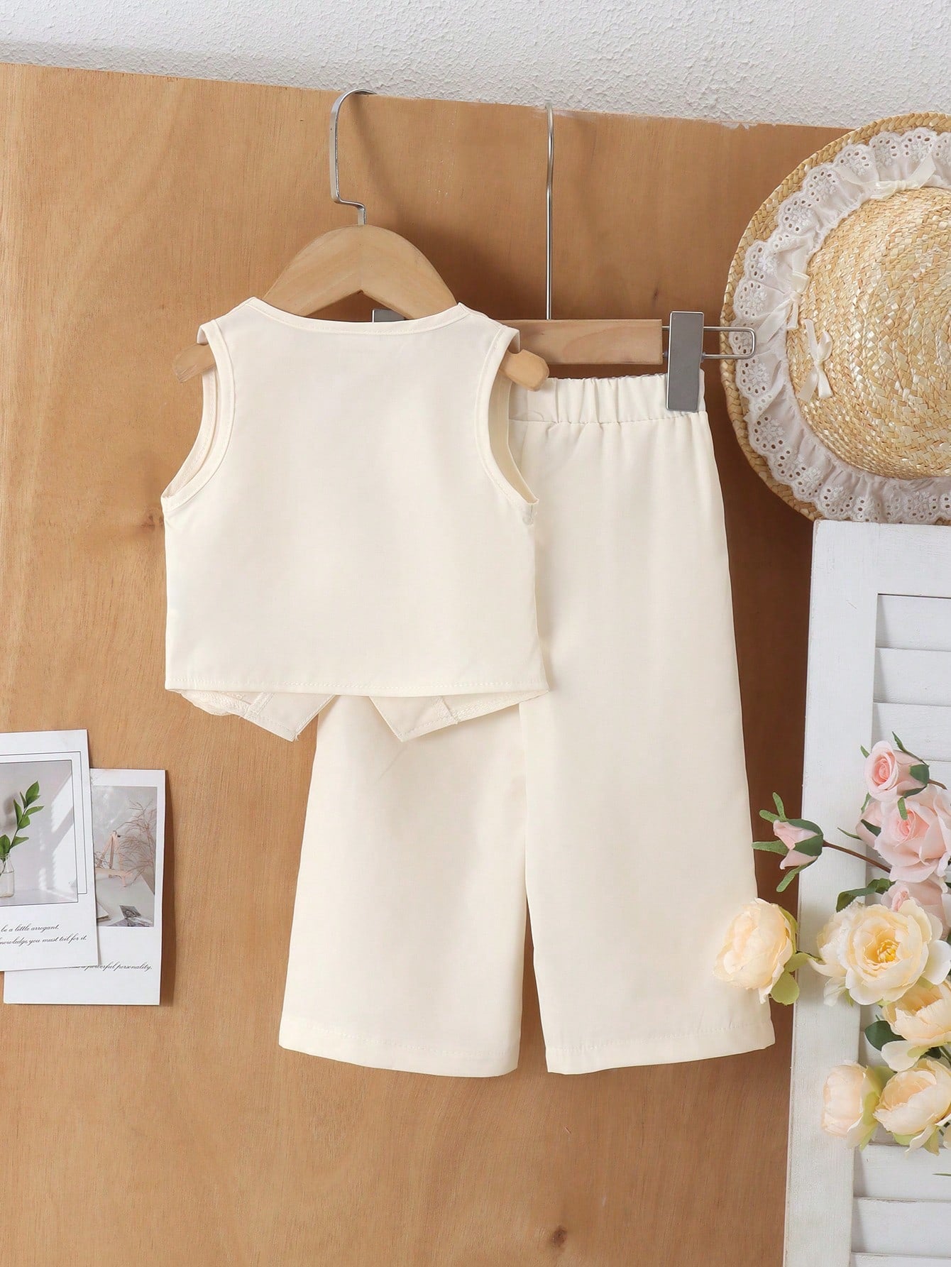 Prenda marfil conjunto para bebe con chaleco y pantalón vista trasera