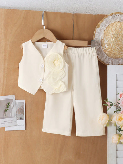Prenda marfil conjunto para bebe con flor en relieve y pantalón recto vista frontal